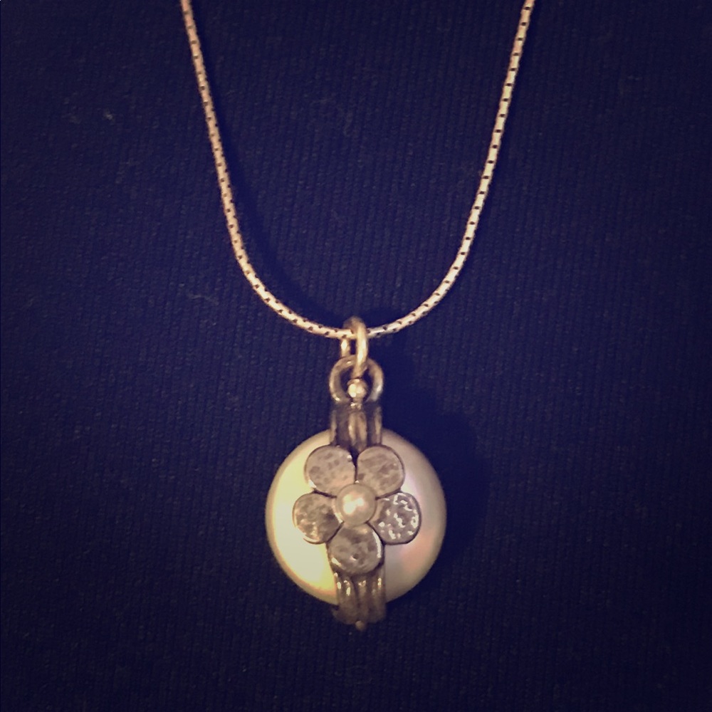 Silver pearl pendent